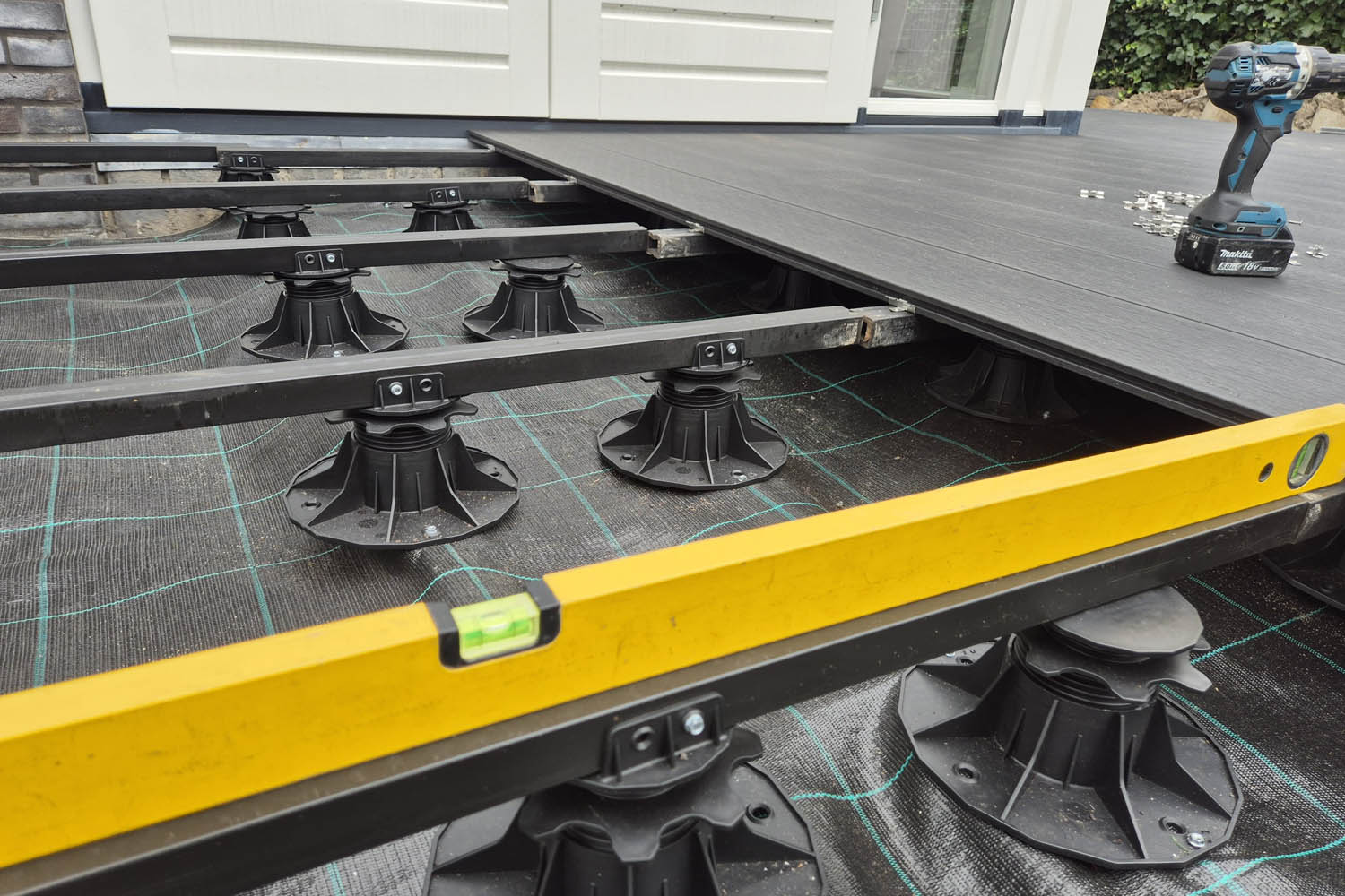 vloer-3 Flatroof Cube met geïntegreerde verlichting tijdens de avonduren.